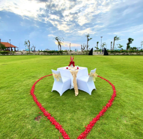 Holiday Inn Baruna — Simple Set Up at Lawn Garden